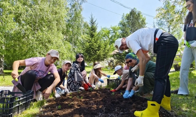 Волонтеры и предприниматели города провели в Ново-Ленинском доме-интернате акцию по озеленению территории.