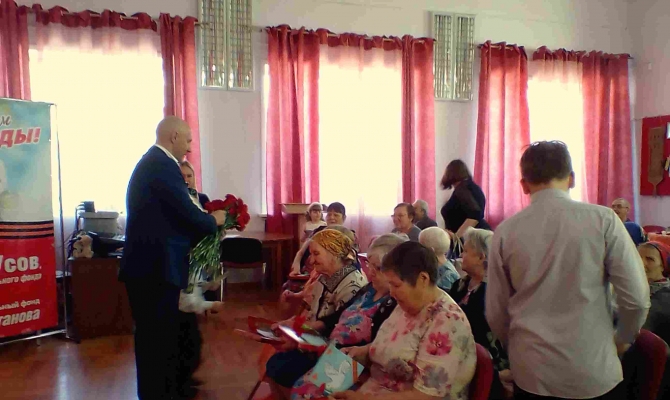 Праздничное выступление клуба Каркуша в честь Дня Победы